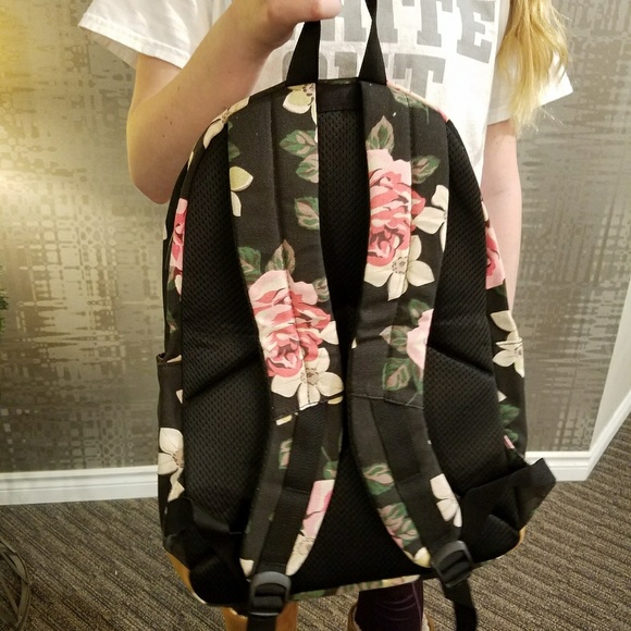 NEW! Floral Backpack with external Charging - Picture 4 of 8